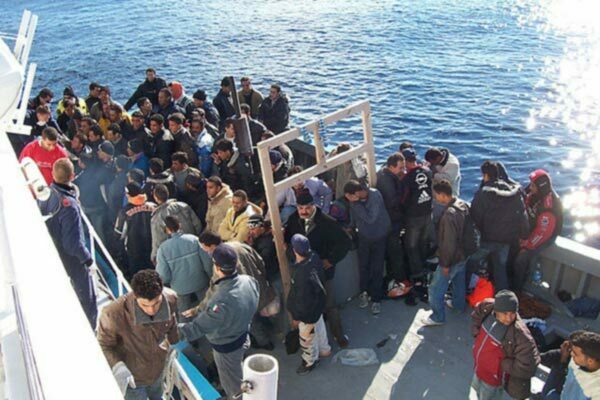 boat_people_at_sicily_in_the_mediterranean_sea_wikimedia_cc_600x.jpg