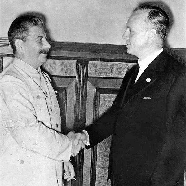 Bundesarchiv Bild 183 H27337 Moskau Stalin Und Ribbentrop Im Kreml 1 600x Web