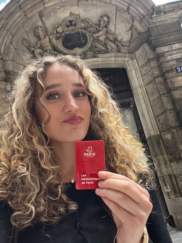 Francesca Lichtenberger holding an entry pass to the libraries of Paris