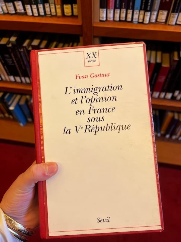 Francesca Lichtenberger holding a book about French immigration in Paris